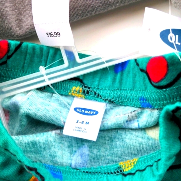 Old Navy 3-6M Christmas Onesie Set - Picture 6 of 8